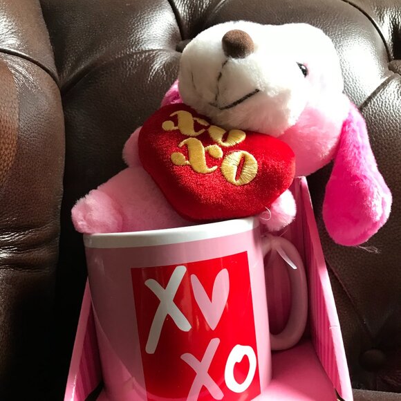 Dan Dees Collector's Choice TM 8 1/2" puppy in a 16 ounce XOXO mug. - Picture 3 of 12
